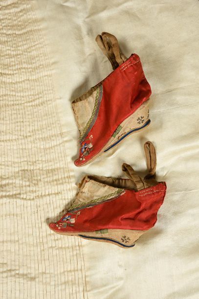 null Panneau de jupe et paire de chaussures lotus brodés, Chine, début du XXe siècle,...