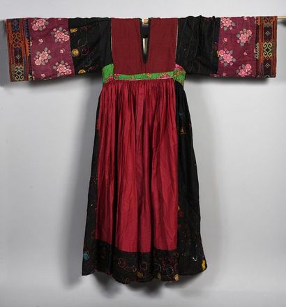 null Robe de cérémonie, Pakistan, toile de coton noire brodée soie au point de chaînettes;...