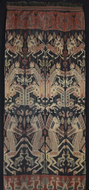 null Tenture, Indonésie, XXe siècle, panneau en ikat coton de deux lés cousus; décor...