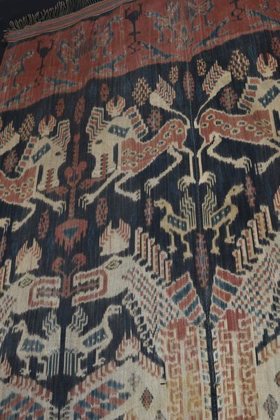 null Tenture, Indonésie, XXe siècle, panneau en ikat coton de deux lés cousus; décor...