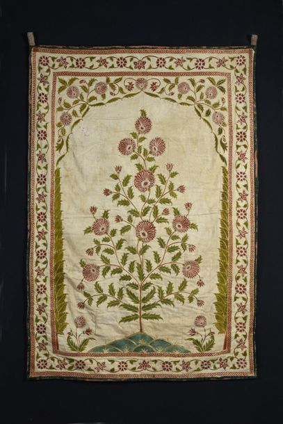 null Panneau brodé au cyprès fleuri, Perse, début du XXe siècle, toile de coton crème...