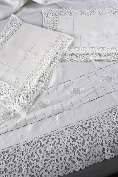 null Bed set in embroidery and lace, sheet and pair of pillowcases, circa 1930, pure...
