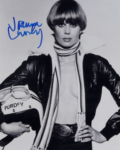 null LUMLEY Joanna (°1946).

Reproduction photographique en N&B portant une signature...