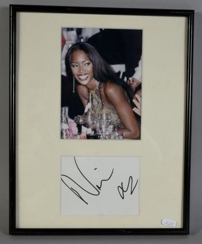 null CAMPBELL Naomi (°1970).

Signed autograph piece accompanied by a colour photographic...