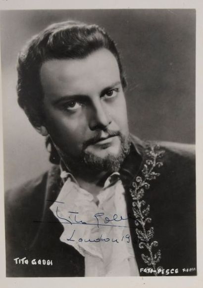 null GOBBI Tito (1913-1984).

B&W photograph with the autograph signature "Tito Gobbi,...