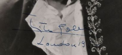 null GOBBI Tito (1913-1984).

B&W photograph with the autograph signature "Tito Gobbi,...
