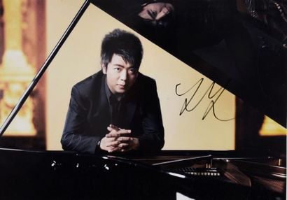 null LANG Lang (°1982).

Colour photographic reproduction bearing the pianist's autograph...