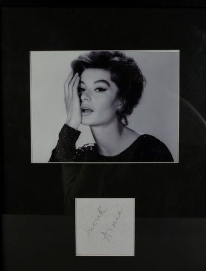 null AIMÉ Anouk (°1985).

Signed autograph piece accompanied by a modern B&W photographic...