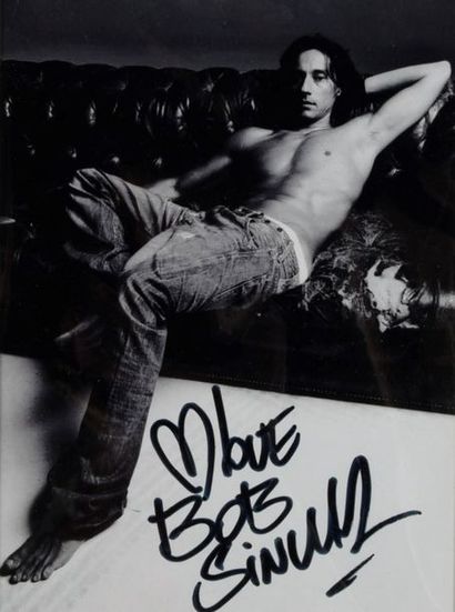 null SINCLAR Bob (°1969).

B&W photographic reproduction bearing the autograph signature...