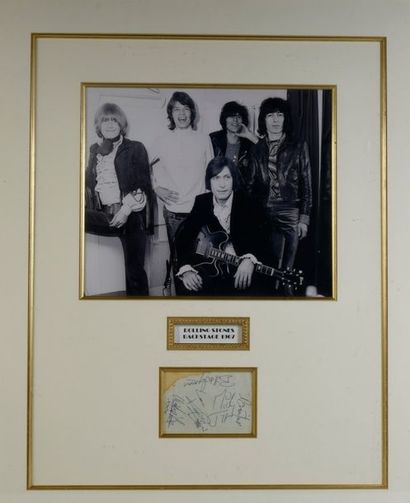null ROLLING STONES.

Pièce autographe signée par les membres du groupe : Mick Jagger,...