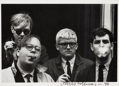 null HOCKNEY David (°1937).

B&W postcard representing the artist with friends, bearing...