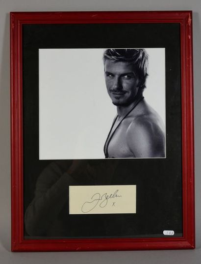 null BECKHAM David (°1975).

Autograph piece accompanied by a B&W photographic reproduction...