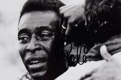 null PELÉ (°1940).

Modern photographic reproduction in B&W bearing the autograph...