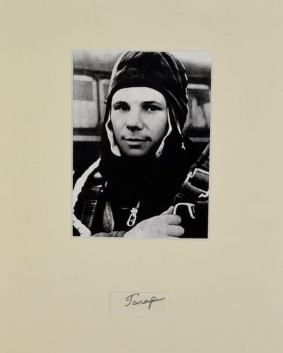 null GAGARINE Youri (1934-1968).

Signed autograph piece accompanied by a B&W photograph...