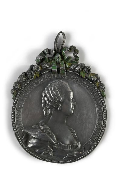 null MARIE-ANTOINETTE, runner-up of France.

Large round medallion, in repoussé pewter...