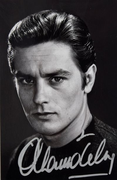 null DELON Alain (°1935).

B&W photographic reproduction bearing the actor's autograph...