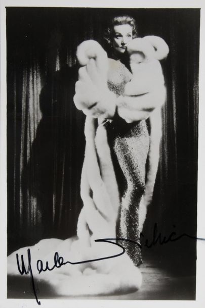 null DIETRICH Marlène (1901-1992).

Vintage photograph taken in B&W of actress Marlène...