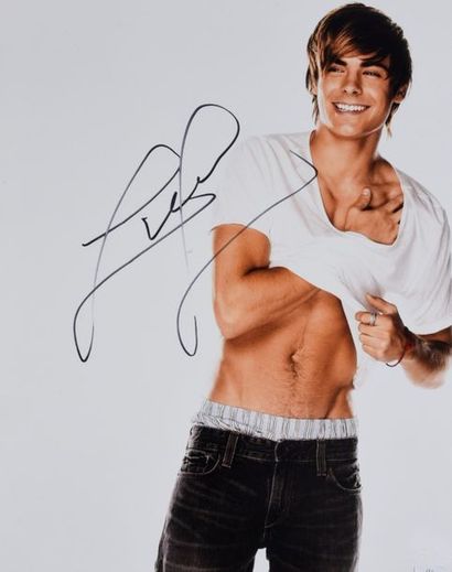 null EFRON Zac (°1987).

Colour photographic portrait of the actor, with his autograph...