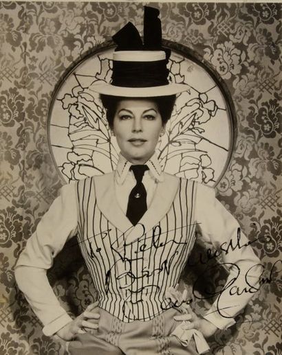 null GARDNER Ava (1922-1990).

B&W photographic reproduction bearing the actress'...