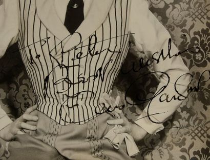 null GARDNER Ava (1922-1990).

Reproduction photographique en N&B portant la signature...