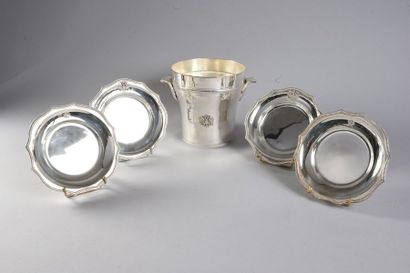 null MEMORIAL TABLE SERVICE.

In silver plated metal, composed of a champagne bucket,...