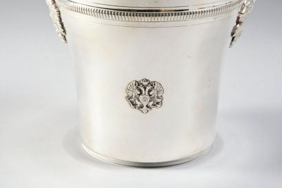 null MEMORIAL TABLE SERVICE.

In silver plated metal, composed of a champagne bucket,...