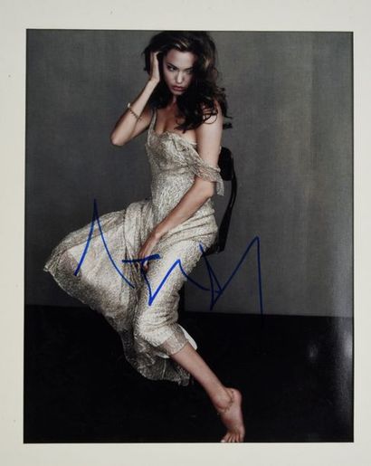 null JOLIE Angelina (°1975).

Colour photographic reproduction signed by the actress...