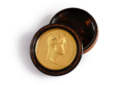 null ALEXANDER I, Emperor of Russia (1777-1825) Round
snuffbox in boxwood and tortoiseshell,...
