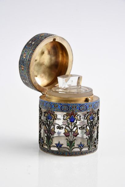 null PERFUME BOTTLE.
By SCHEIDS, Vienna, 1872-1921.
Cylindrical shaped crystal, decorated...