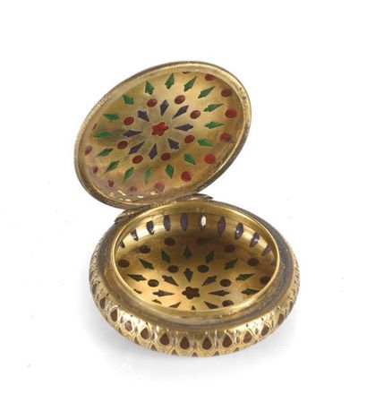 null VERMEIL PILL BOX.
Round shape, slightly domed, decorated with polychrome stars...