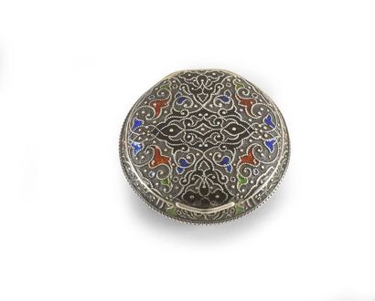 null VERMEIL PILL BOX.
Round, slightly domed, decorated with arabesques in polychrome...