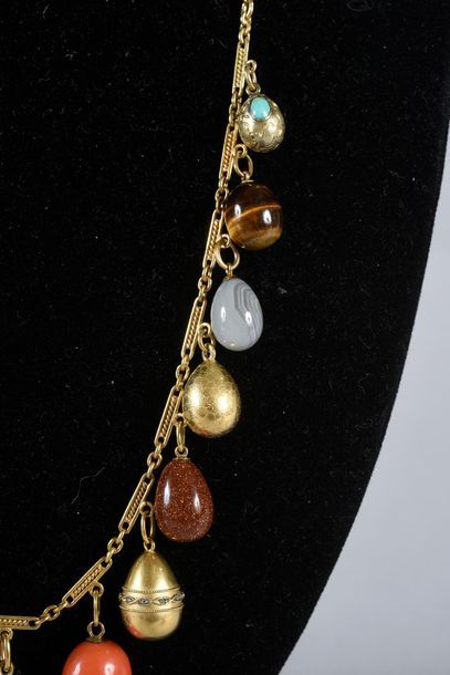 null GOLD CHAIN ADORNED WITH 15 SMALL MINIATURE EGGS PENDANTS.
Of which a gold egg...