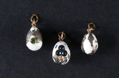 null SET OF THREE MINIATURE PENDING EGGS
In white guilloché enamel with gold bezels.
Accidental,...