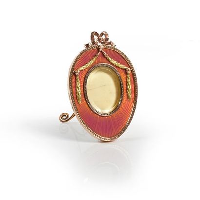null GOLD PHOTOGRAPHIC FRAME.
By FABERGÉ, St. Petersburg, before 1896.
Oval in shape,...