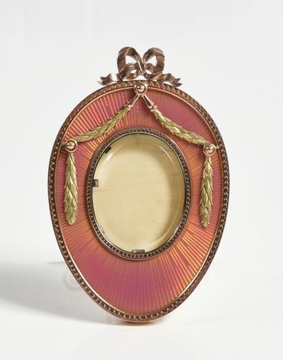 null GOLD PHOTOGRAPHIC FRAME.
By FABERGÉ, St. Petersburg, before 1896.
Oval in shape,...