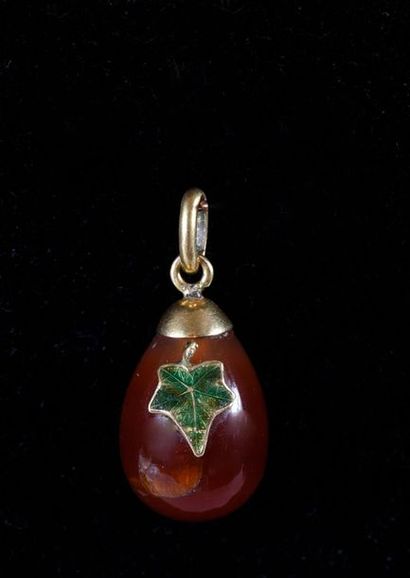null SMALL MINIATURE EGG GOLD PENDANT.
Sculpted in a block of agate, with applied...