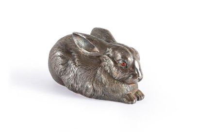 null SILVER RABBIT.
Finely chiseled, with eyes set in garnet.
Good condition.
Title...