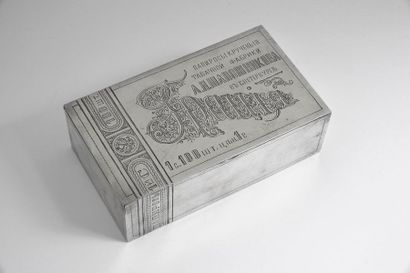 null SILVER METAL CIGAR BOX.
Rectangular shape, hinged lid, engraved with a trompe...
