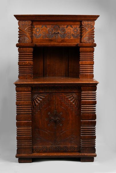 ÉCOLE DE TALACHKINO Oak two-body cabinet with carved decoration of stylized motifs,...