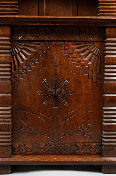ÉCOLE DE TALACHKINO Oak two-body cabinet with carved decoration of stylized motifs,...
