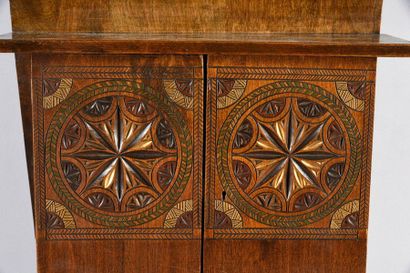 TALASHKINO Cabinet mural ou Polotchka.
En bois teinté, de forme verticale, à décor...
