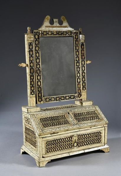 null LITTLE PSYCHE CHEST.
Rectangular in shape, with a mirror framed by two columns...