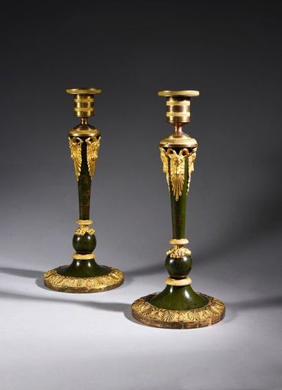 null PAIR OF CANDLE HOLDERS.
In dark green lacquered bronze, applied with three finely...