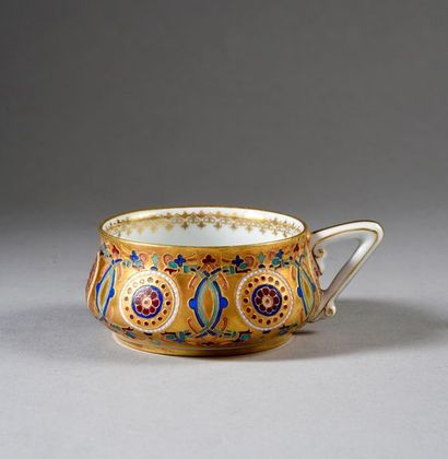 null SMALL PORCELAIN COFFEE CUP.
Decorated with a polychrome frieze on a gold background.
Good...
