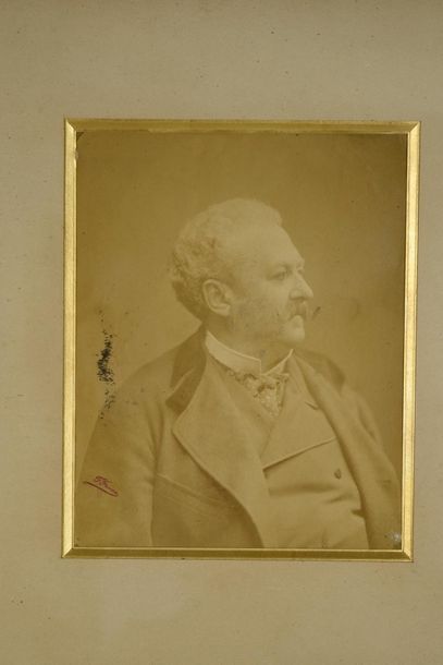 null DUPUIS Adolphe (1824-1891).
Portrait photographique signé F. Fussen, le représentant...