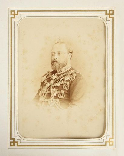 null IMPERIAL FAMILY OF RUSSIA.
Leather album containing 12 photographic portraits,...