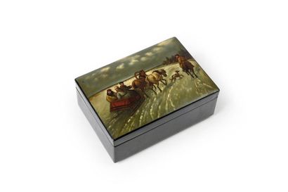 null BLACK LACQUERED PAPER MACHÉ BOX.
Rectangular in shape, decorated on the lid...