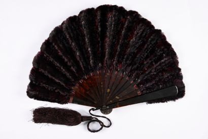 Aubergine colour, circa 1900-1920 Balloon-shaped fan decorated with an inlay of...