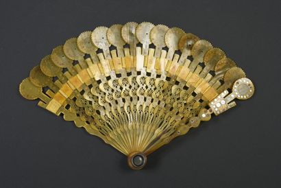 null Optics, circa 1810-1820
Broken type fan made of blond cut horn and inlaid with...