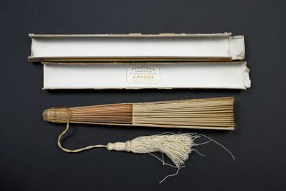 null Primevères et chèvrefeuille, vers 1860-1880
Éventail plié, feuille en soie peinte...